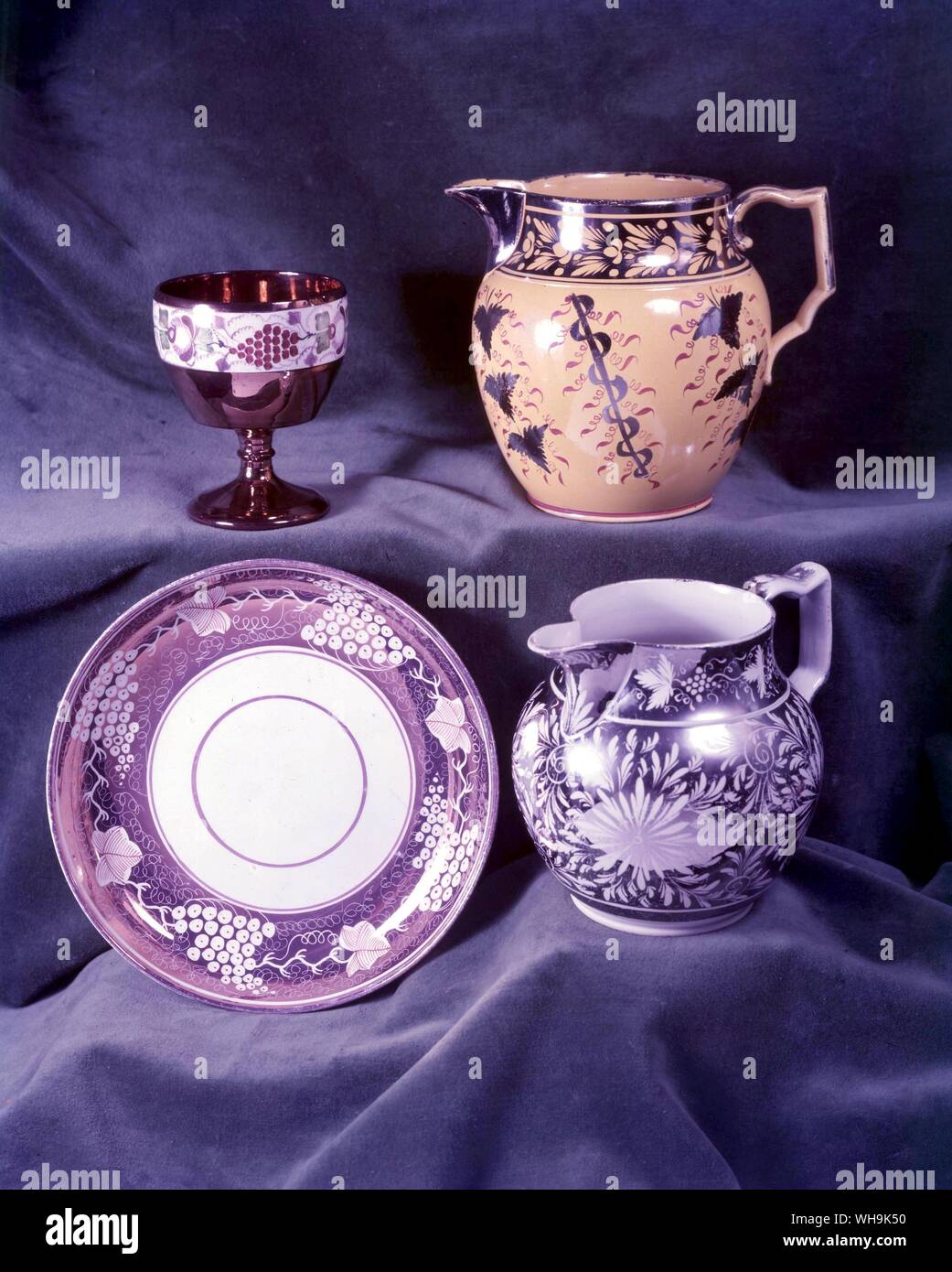 Pantalla de cerámica antigua Staffordshire Jarra plato y cáliz Foto de stock