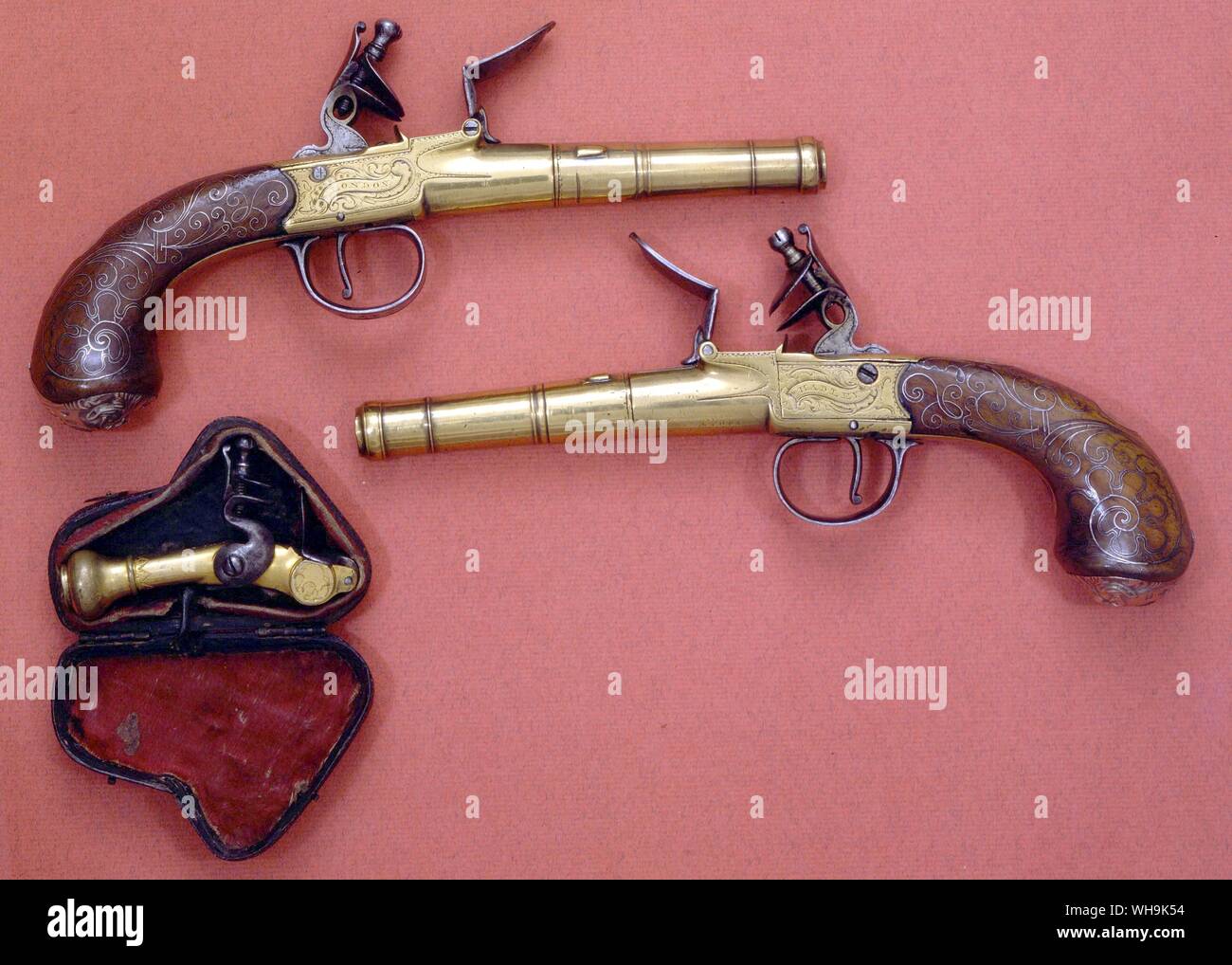 Latón armas antiguas barrelled pistol english 1750 . Flintlock en caso. Foto de stock