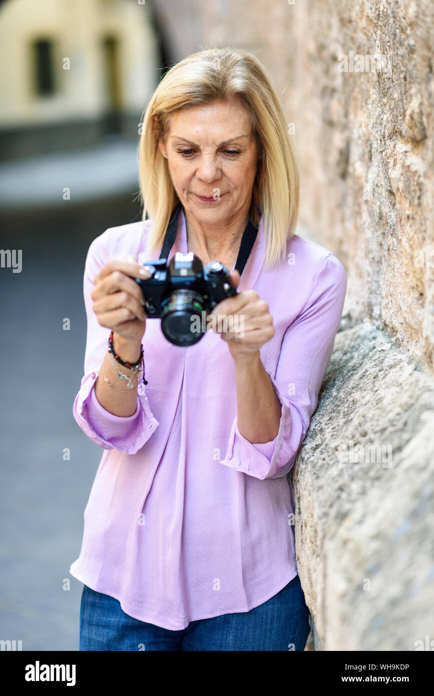 Mujer en una blusa morada fotografías e imágenes de alta resolución - Alamy