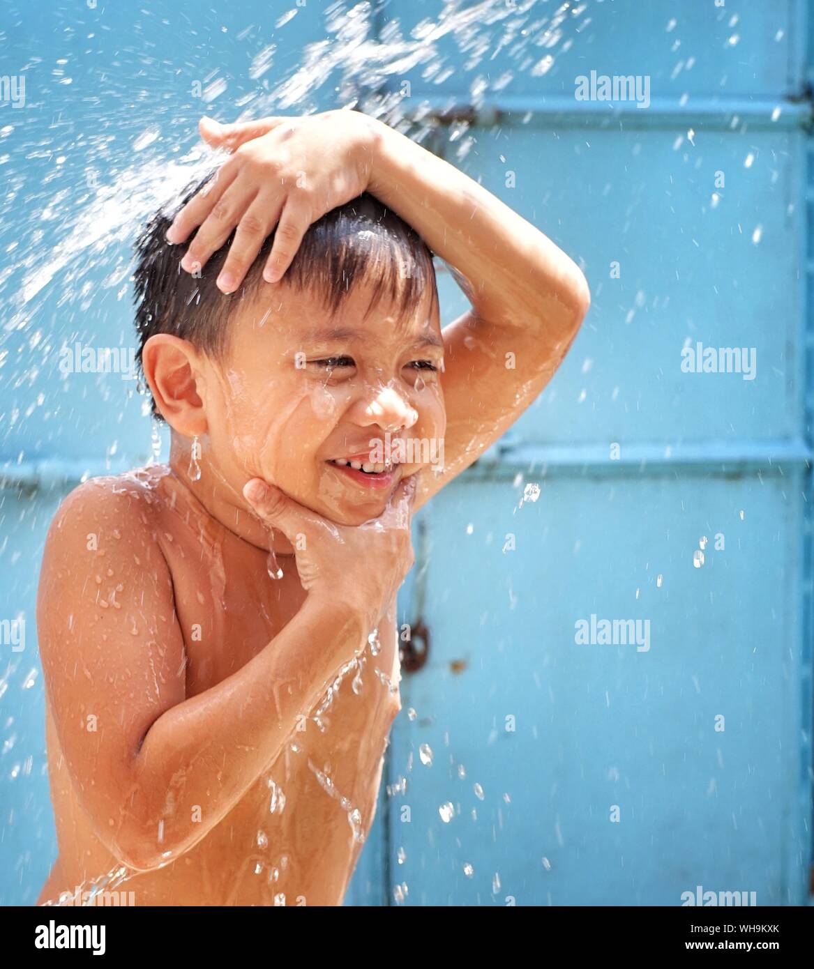 Close-up de Boy tomar una ducha al aire libre Fotografía de stock - Alamy