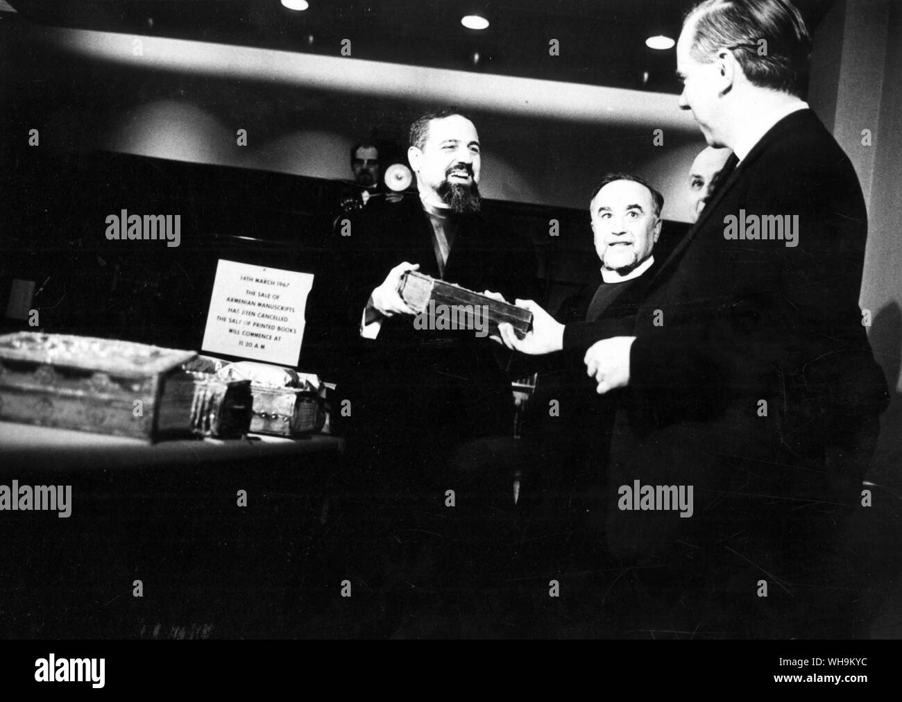 11 de marzo de 1967: manuscritos armenios (que tenían que haber sido subastada en Sotheby's) fueron entregados al Obispo Adjemian por Lord John Kerr, Jefe de Sotheby's. Foto de stock
