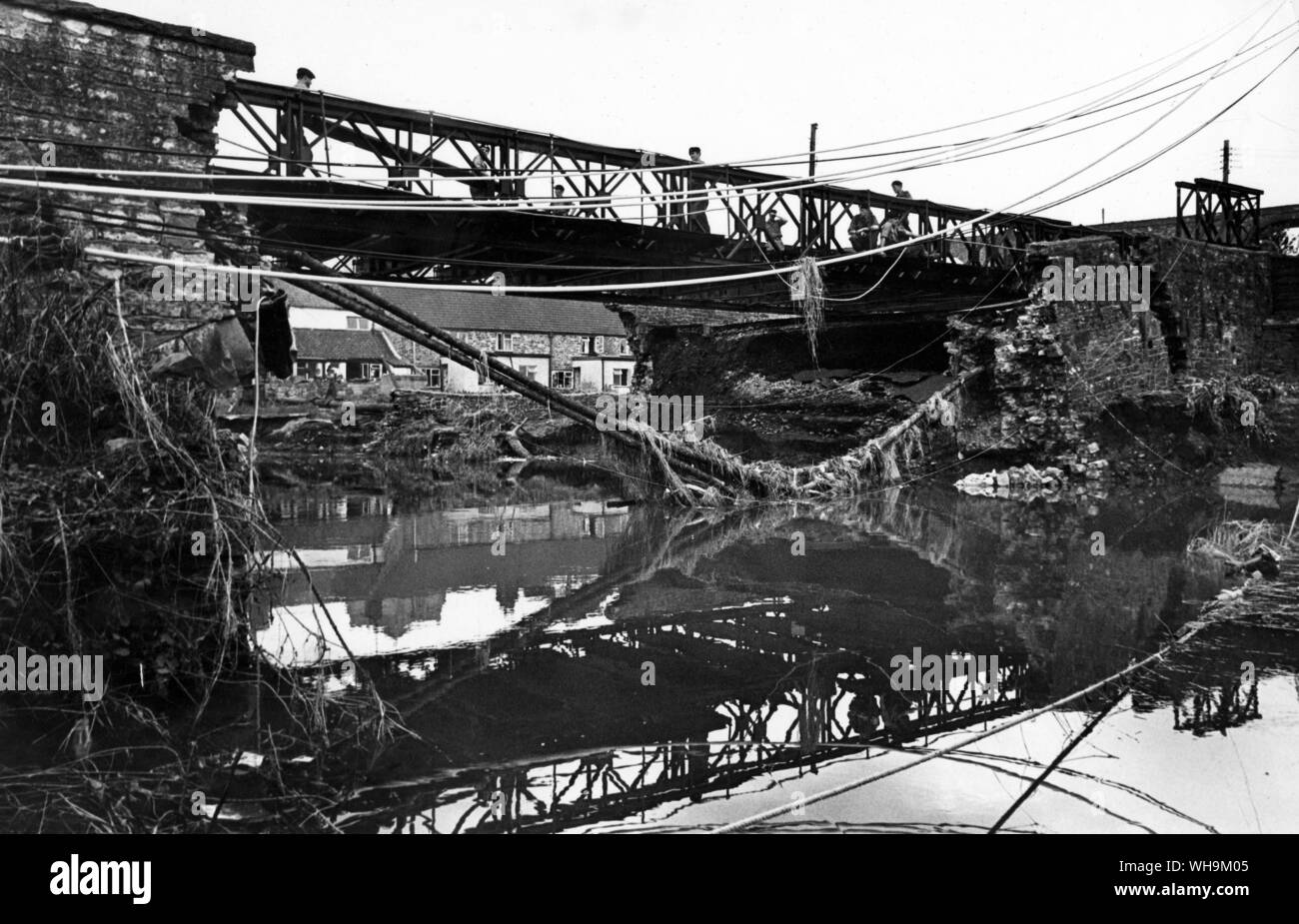 El 13 de julio de 1968: las fuertes inundaciones en el West Country de Inglaterra provocó gruñidos-ups en el tráfico. Aquí un puente Bailey se erigió en Pensford. Foto de stock