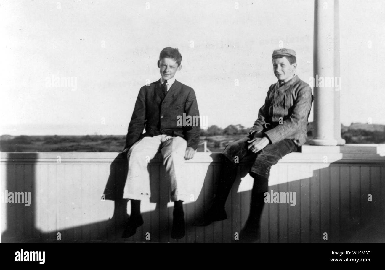 Thomas Stearns Eliot 1888-1965 con su primo Federico 1903 Foto de stock