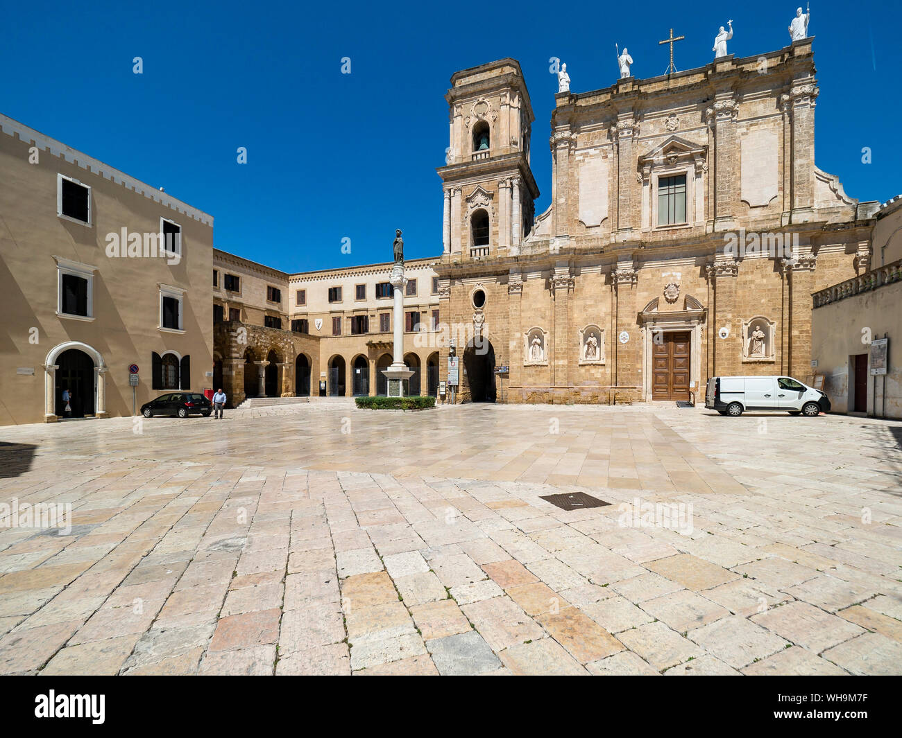 La Catedral, el museo y la plaza de la catedral, Brindisi, Italia Foto de stock