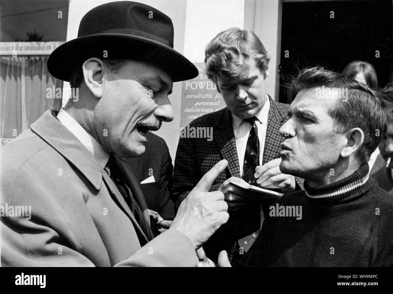 El 4 de mayo de 1968: Enoch Powell (1912- ), político conservador británico en serio la conversación con uno de sus mandantes, Wolverhampton. Foto de stock
