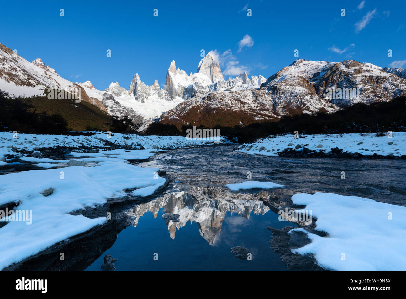 Monte Fitz Roy y el Cerro Torre en invierno al amanecer, el Parque Nacional Los Glaciares, la UNESCO, El Chalten, Santa Cruz, Patagonia, Argentina Foto de stock