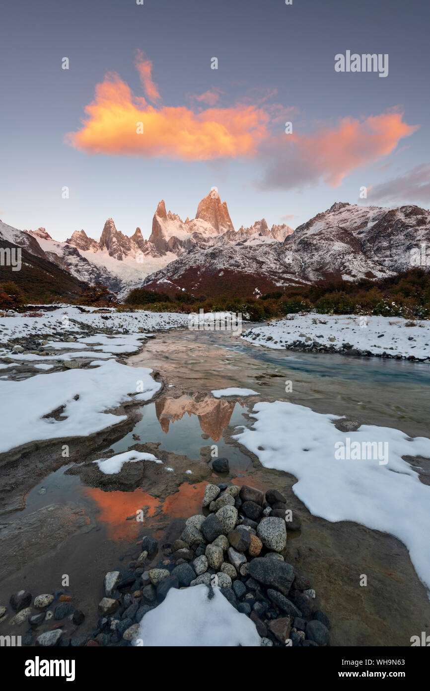 Monte Fitz Roy con nubes colgantes, el Parque Nacional Los Glaciares, la UNESCO, El Chaltén, Provincia de Santa Cruz, Patagonia Argentina, Sudamérica Foto de stock