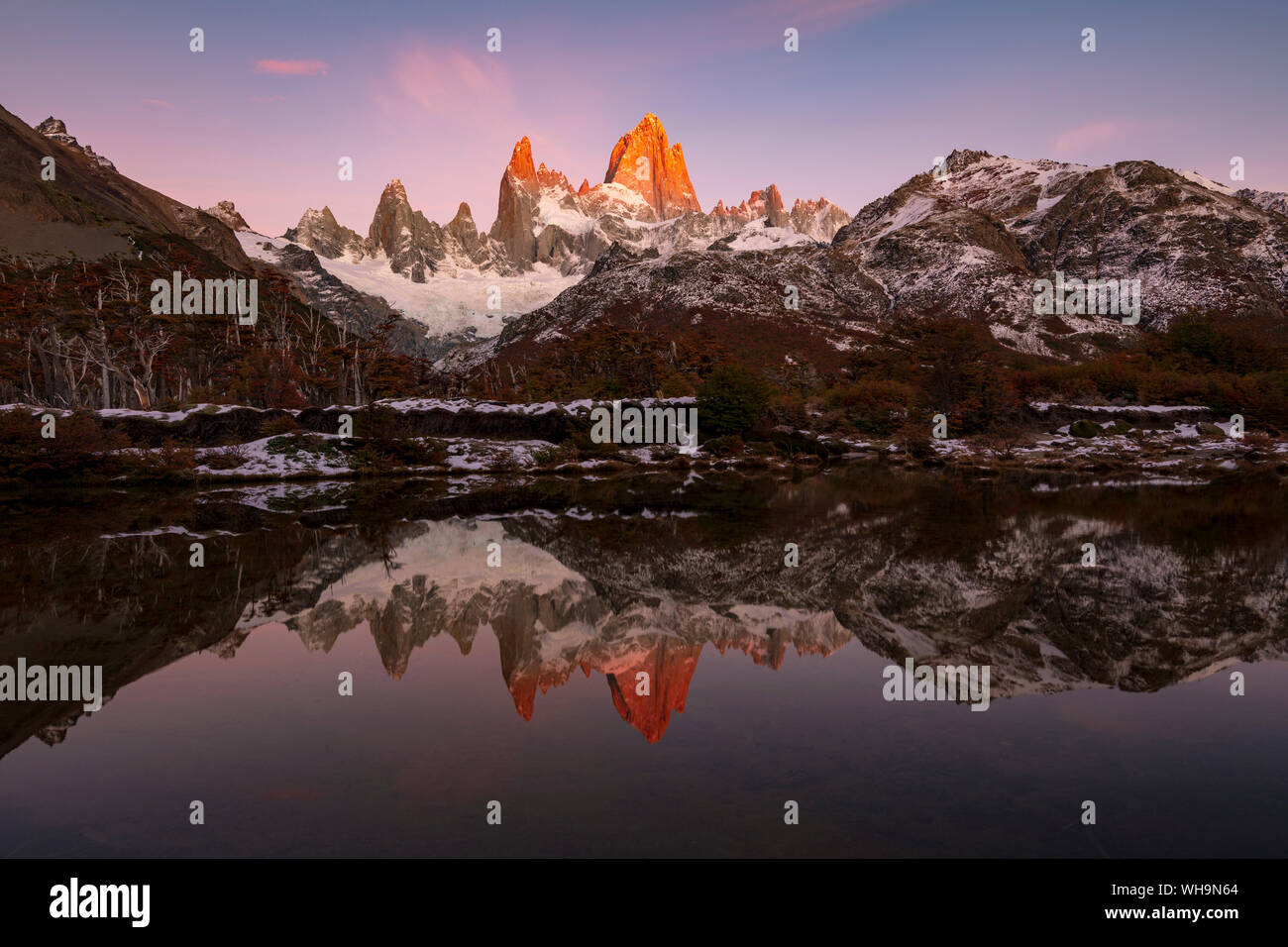 Monte Fitz Roy y el Cerro Torre, con increíbles amaneceres, el Parque Nacional Los Glaciares, la UNESCO, El Chaltén, Provincia de Santa Cruz, Patagonia, Argentina Foto de stock