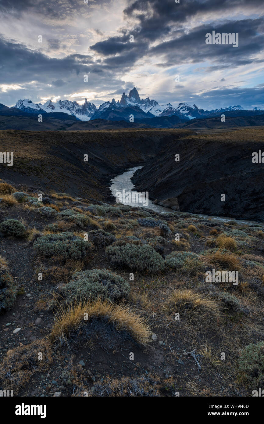 Monte Fitz Roy con río de las Vueltas, un típico paisaje de la Patagonia, el Parque Nacional Los Glaciares, la UNESCO, El Chaltén, Patagonia, Argentina Foto de stock
