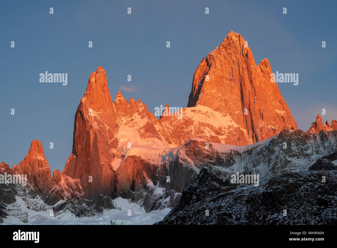 Cordillera del Cerro Fitz Roy y el Cerro Torre al amanecer, el Parque Nacional Los Glaciares, la UNESCO, El Chalten, Patagonia Argentina, Sudamérica Foto de stock