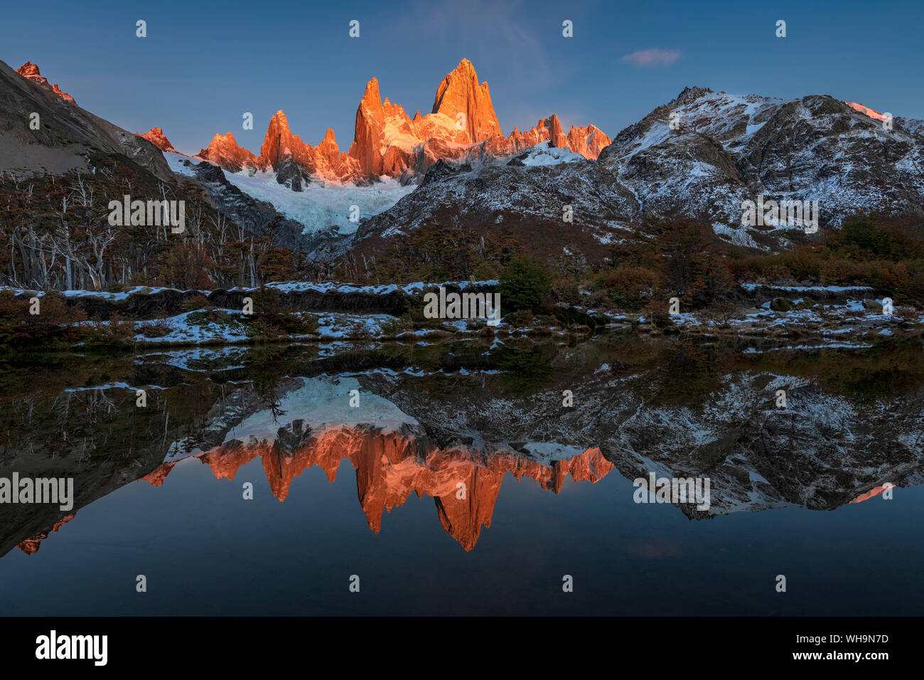 Cordillera con el Cerro Fitz Roy al amanecer reflejado, el Parque Nacional Los Glaciares, declarado Patrimonio de la Humanidad por la UNESCO, El Chalten, Argentina, Sudamérica Foto de stock