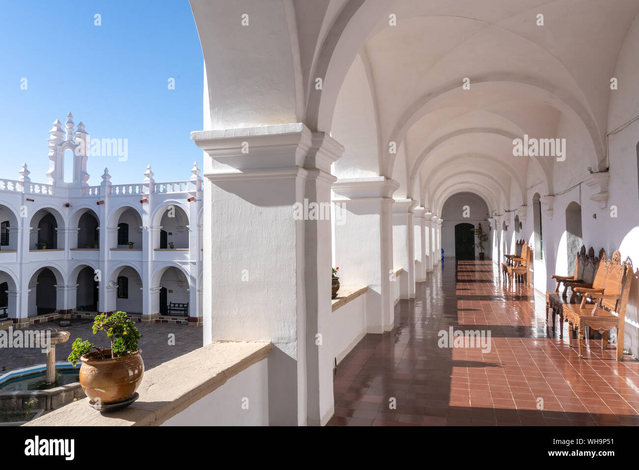 Patio y pasillo interior neoclásico de la Iglesia y el Monasterio de San Felipe Neri, Sucre, Sitio de Patrimonio Mundial de la UNESCO, Bolivia, América del Sur Foto de stock