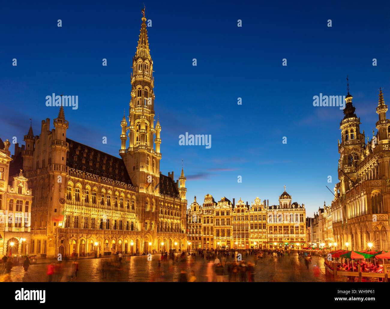 Grand Place de Bruselas y el Hotel de Ville (Ayuntamiento) por la noche, Sitio del Patrimonio Mundial de la UNESCO, con sede en Bruselas, Bélgica, Europa Foto de stock