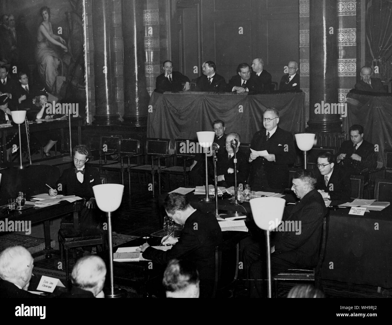 4 nov 1937: Litvinoff, dirigente de la Federación de delegados hablando en la conferencia de Bruselas. Foto de stock
