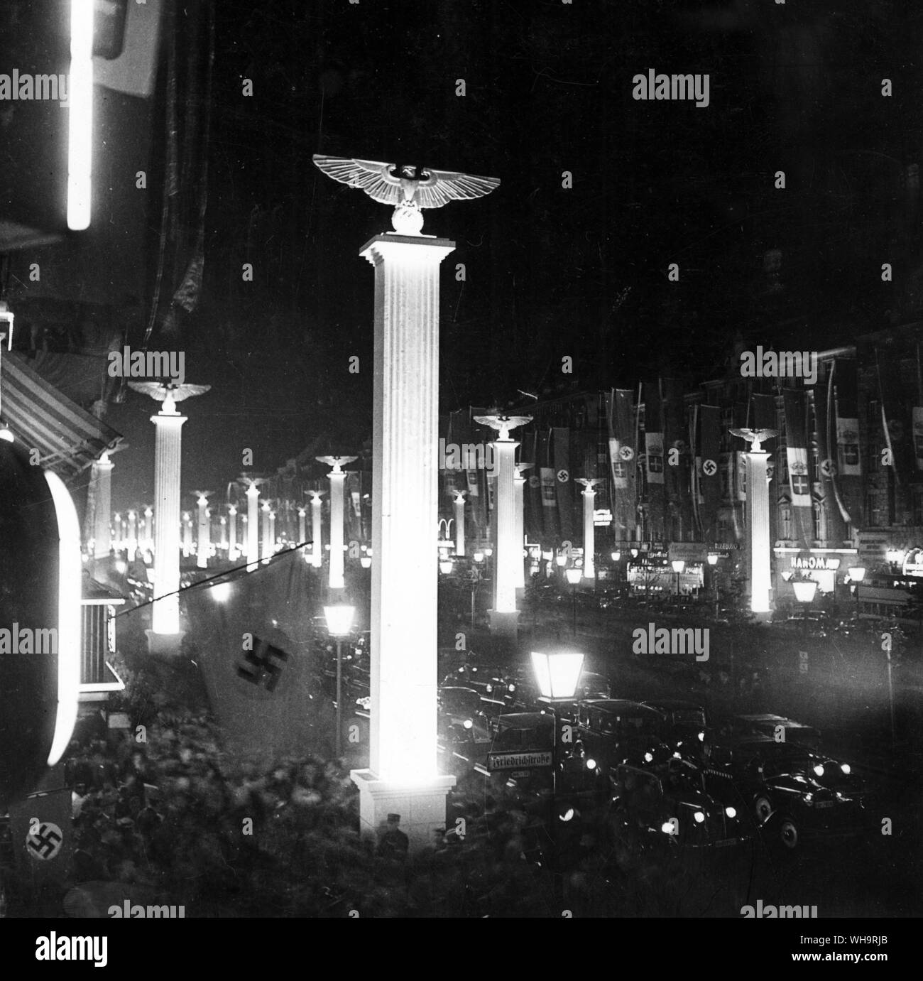 Mussolini visitas Berlín en 1937, adornos colgados en las calles. Foto de stock