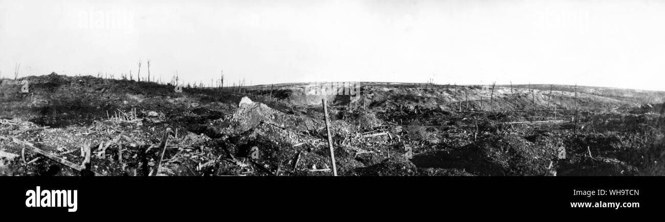 Vista panorámica de las ruinas de la aldea de Beaumont Hamel y el país circundante, noviembre de 1916. Los montones de ruinas en el centro izquierda es lo que queda de la Iglesia. Foto de stock