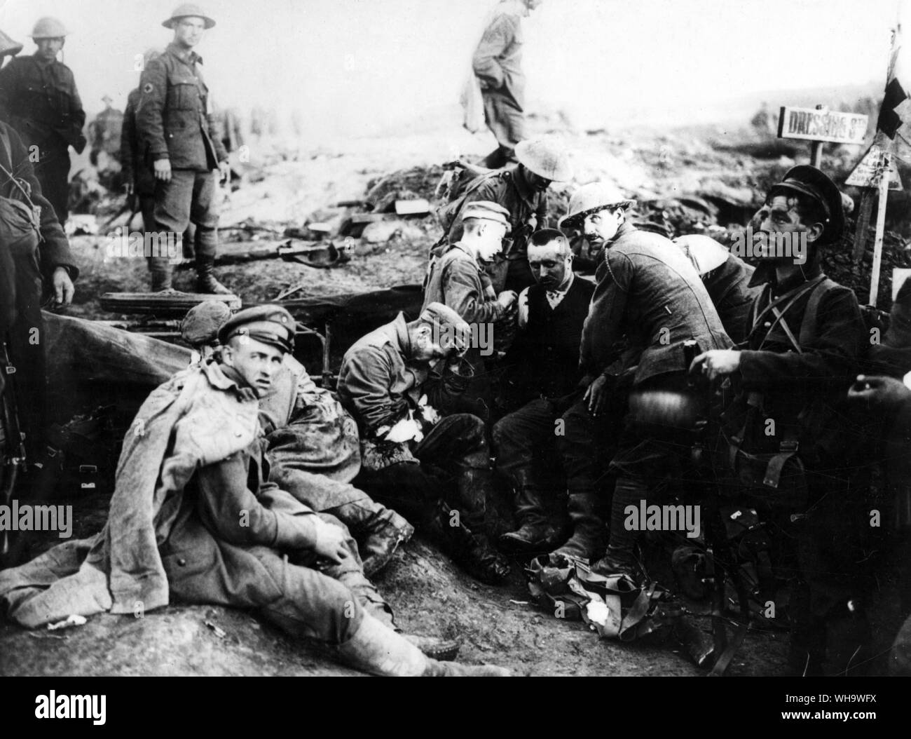 WW1/ canadienses tienden a heridos soldados alemanes en avanzadas estaciones de vestidor. Sept.1916. Foto de stock