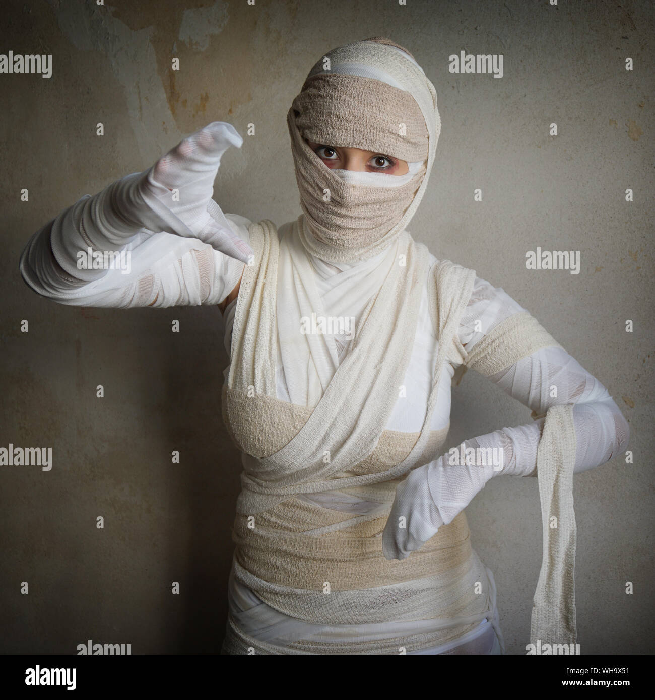 Disfraz de momia fotografías e imágenes de alta resolución - Alamy