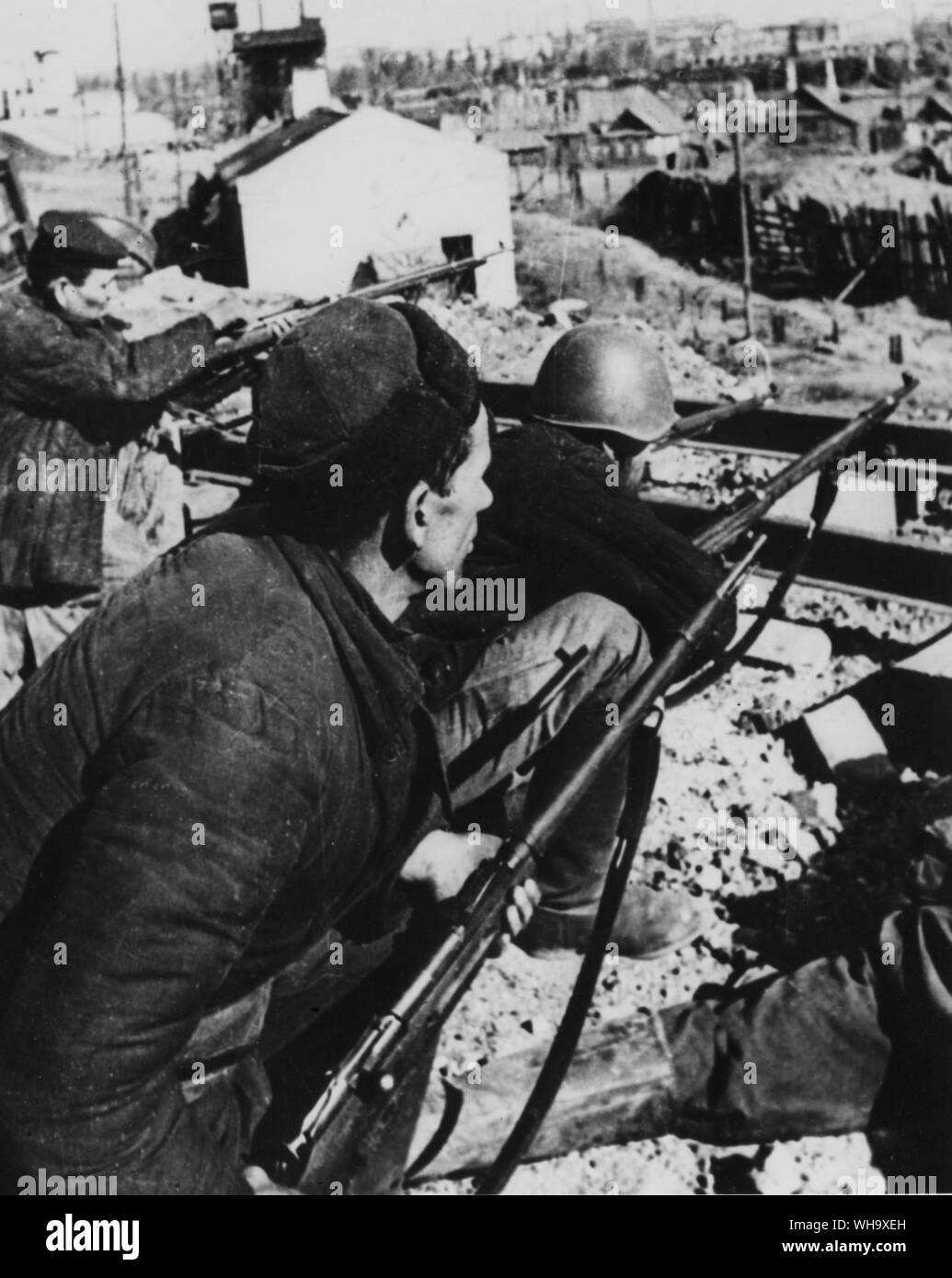 WW1: Civiles con rifles apunte sobre la ciudad (país desconocido). Foto de stock