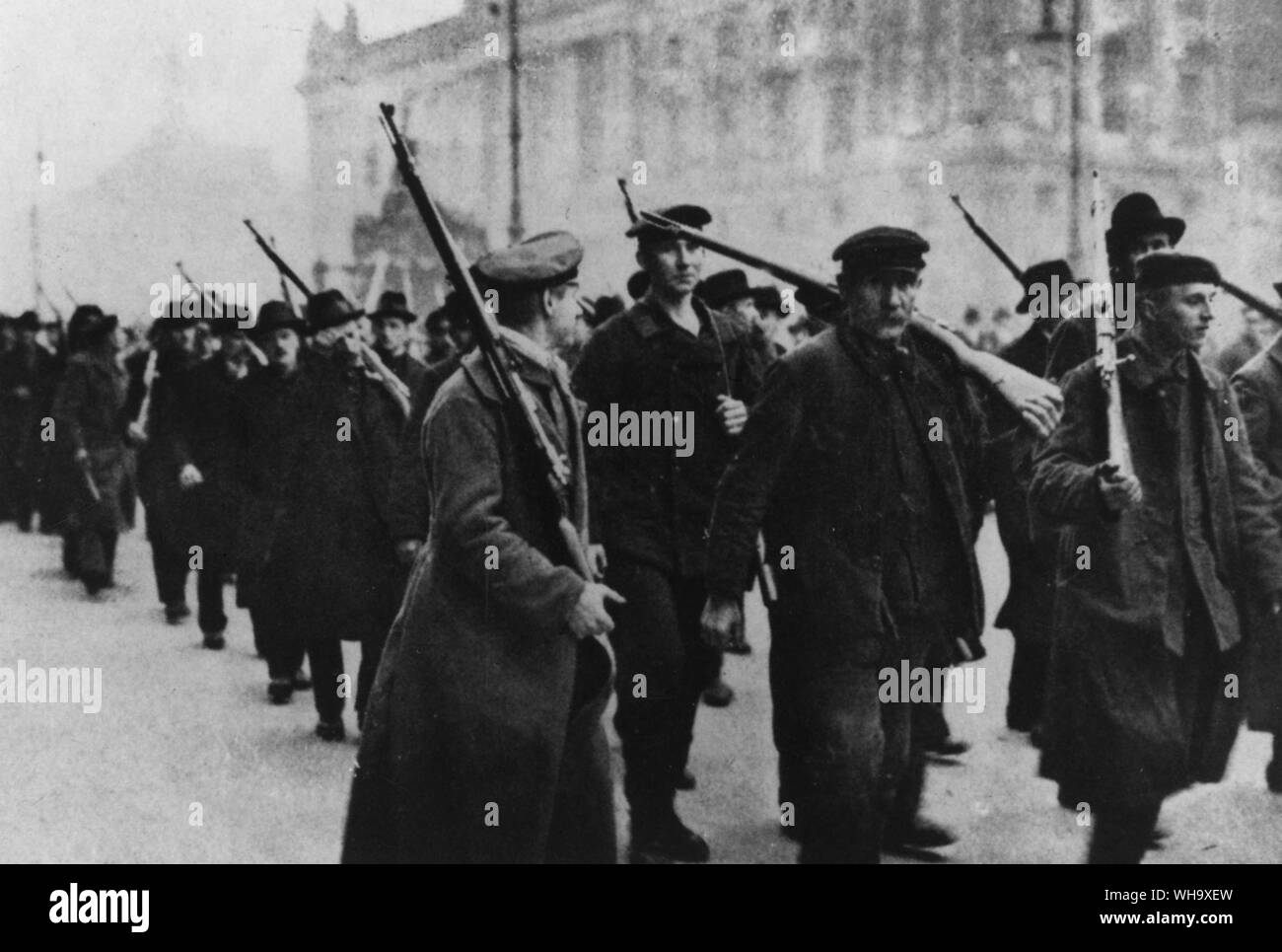 WW1: unirse a civiles y la guerra de marzo a través de las calles teniendo fusiles. (País desconocido) Foto de stock