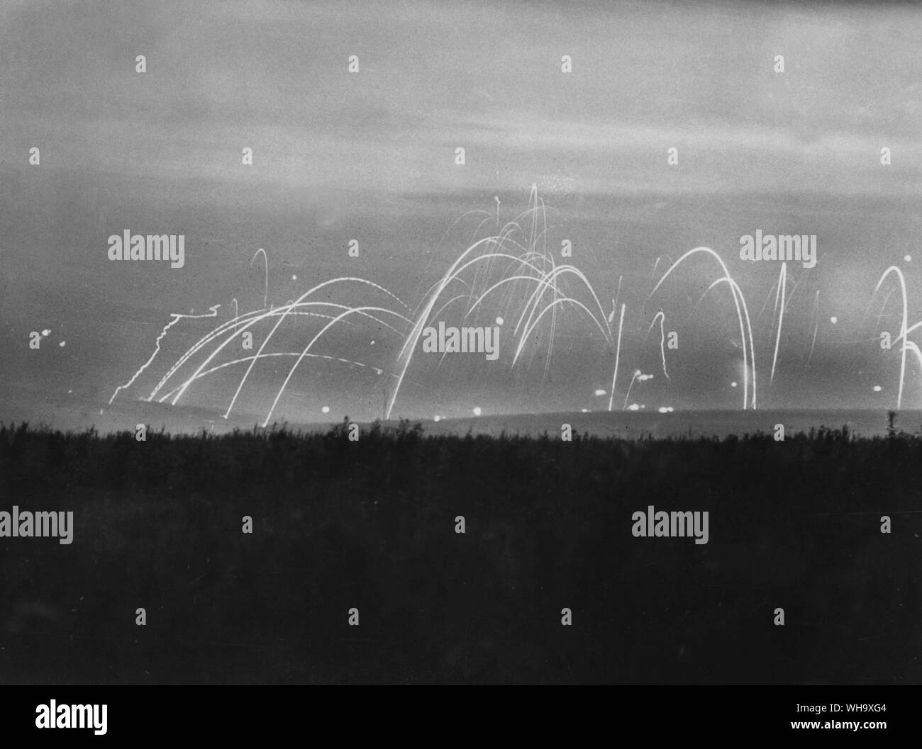 WW1: Arma de fuego y bombas en el cielo nocturno. Foto de stock
