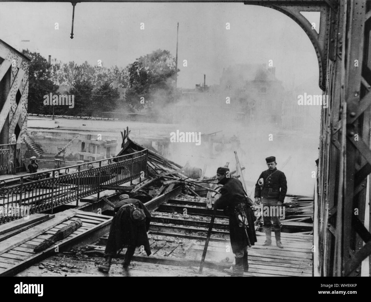 WW1: puente ferroviario volado por los ingenieros belgas para contener el avance alemán. Dendermonde, 8 de septiembre de 1914. Foto de stock