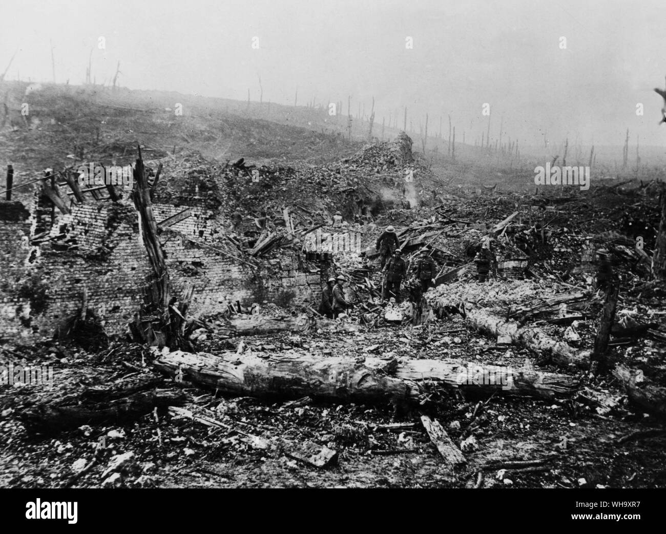 WW1: vista general de las ruinas de la aldea de Beaumont Hamel, noviembre de 1916. Los montones de ruinas en el centro es lo que queda de la iglesia. Foto de stock