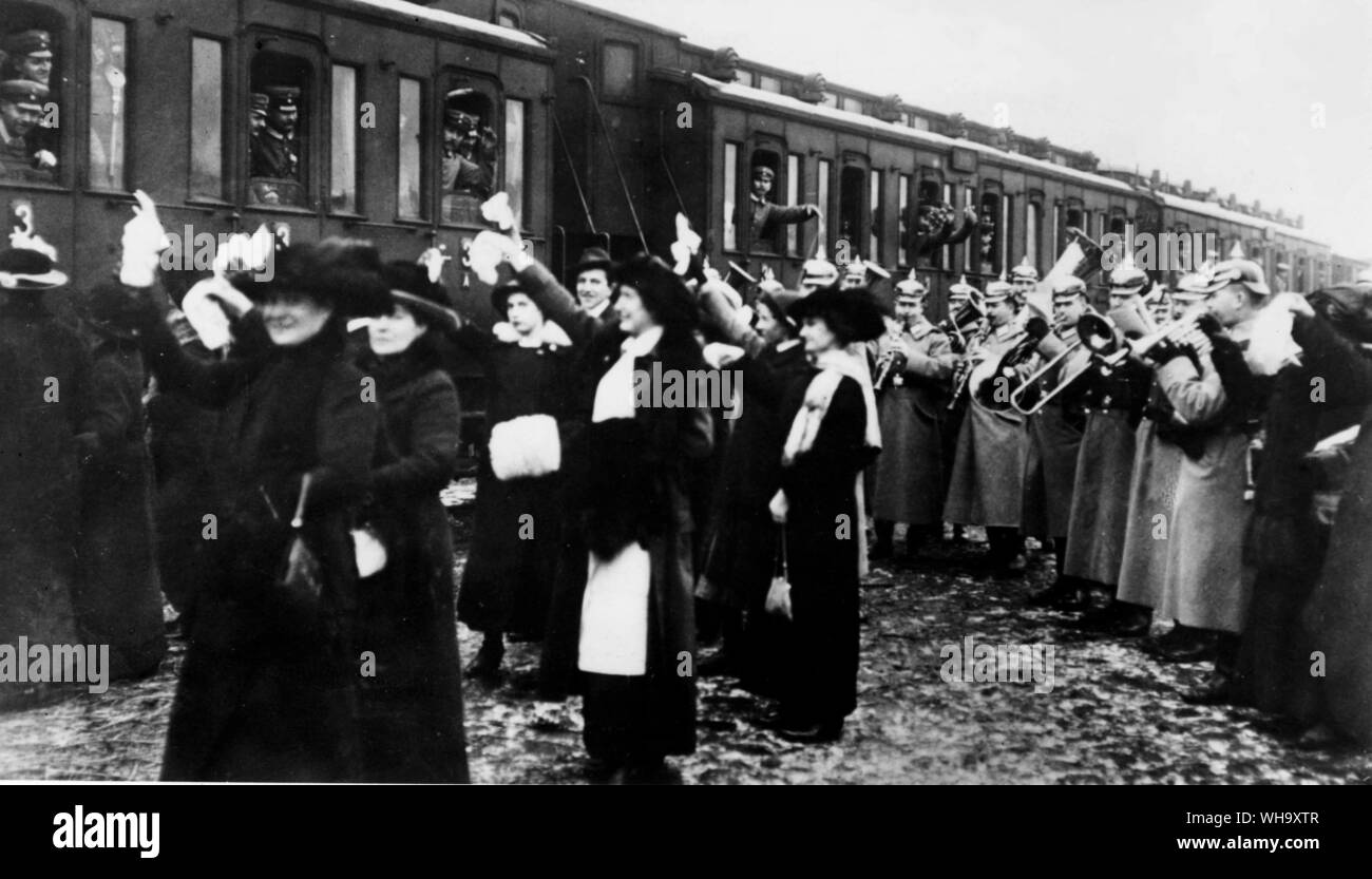 WW1: Salida de reservistas de la parte delantera por ferrocarril. Las familias dicen adiós a la tierra. Foto de stock