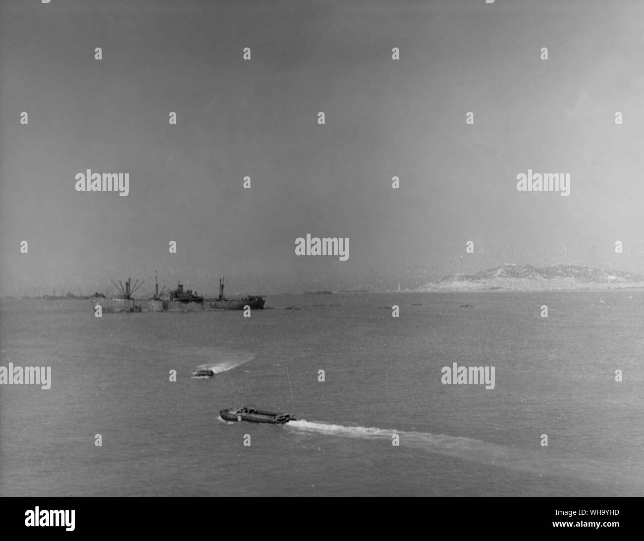 WW2: Liberty barcos anclados off-shore en Sicilia cargar directamente en estas carretillas anfibio que raza interior con front line depósitos con suministros vitales. Foto de stock