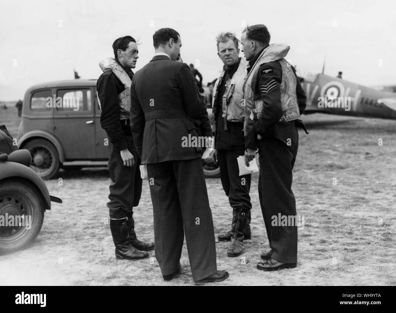 WW2/Batalla de Gran Bretaña: Spitfires en acción. El funcionario de Inteligencia recibe los relatos de los pilotos de combate. Foto de stock
