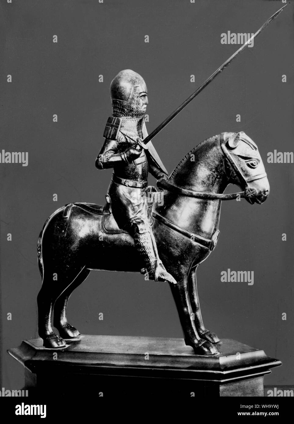 Estatuilla de bronce de un caballero montado, c.1330 con lance. Foto de stock