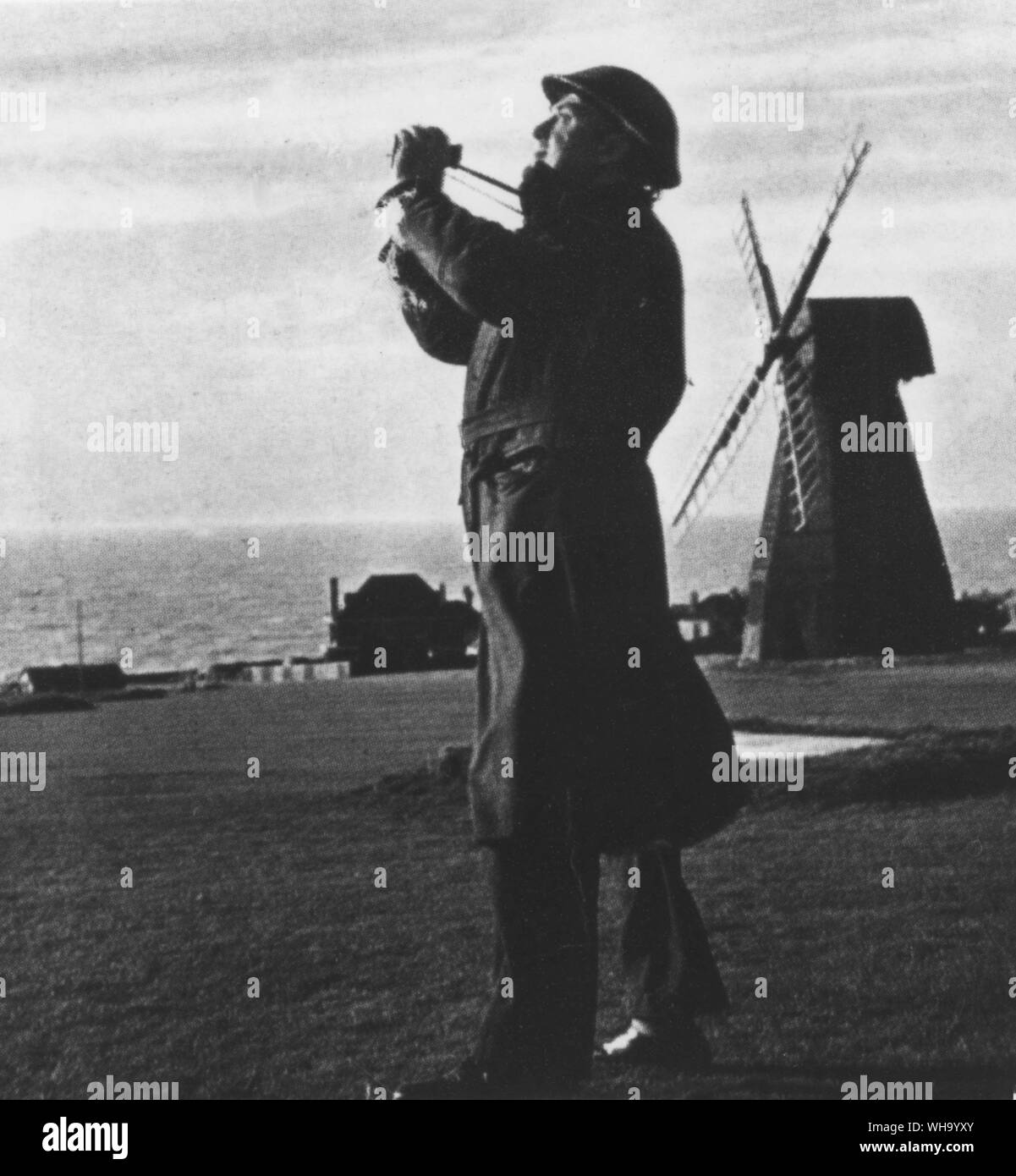 WW2/Batalla de Gran Bretaña: soldado británico observa el cielo con binoculares. Foto de stock