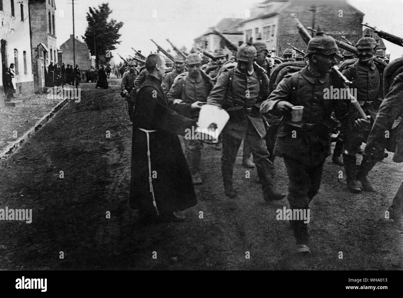 WW1: las tropas alemanas de marzo a través de Bélgica, agua potable distribuida por los monjes. Foto de stock