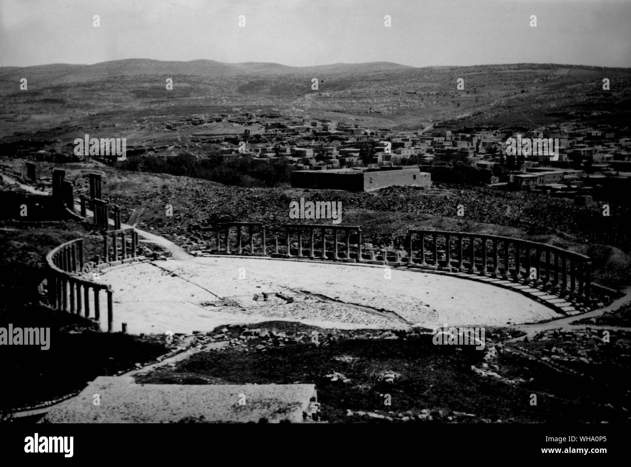 Jerash: el antiguo mercado, Gerasa, durante un tiempo denominado Antiouch y dotado por un Antíoco de Siria, con espléndidos edificios, ha regresado a la forma de su antiguo nombre y a la condición de una aldea árabe. Foto de stock