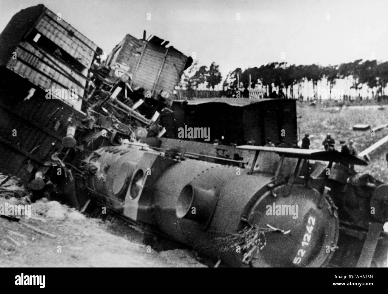 WW2: Tren yace sobre su costado después de descarrilarse. Foto de stock