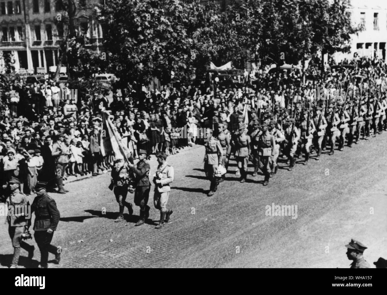 WW2: tropas de marzo por las calles. Foto de stock