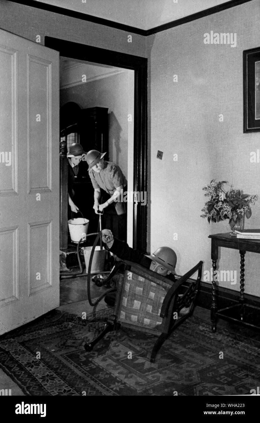 WW2: Bretaña/ Bomberos. Home ensayo con estribo de la bomba. Foto de stock