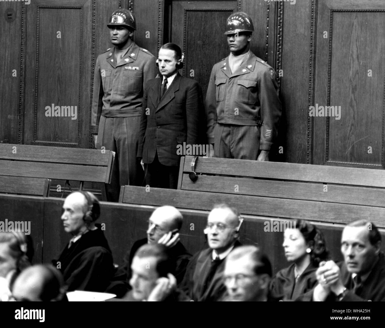 WW2: Otte Ohlendorf audiencia leer su sentencia de muerte en Nuremberg, Alemania, 1946. Nuremenburg juicios por los criminales de guerra alemanes. Foto de stock