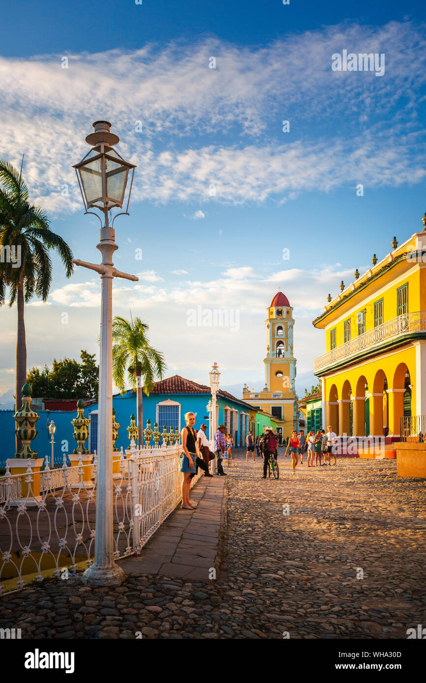 Vista de la torre de la campana y Trinidad, Patrimonio de la Humanidad, Sancti Spíritus, Cuba, Las Antillas, el Caribe, América Central Foto de stock