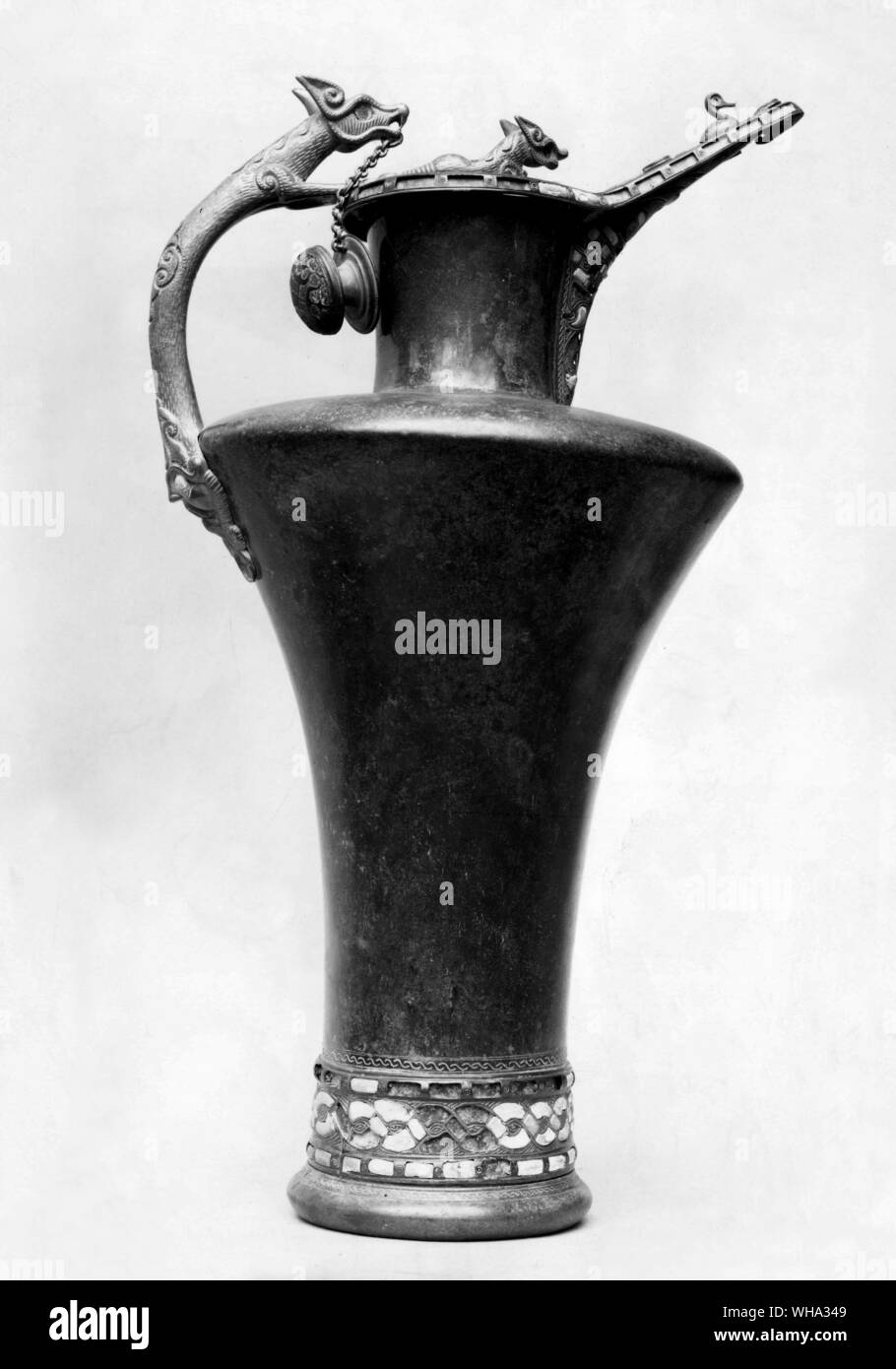 A principios de la Edad de Hierro del bote. Celta flagon de bronce con incrustaciones de coral, Siglo IV A.C. Altura = 15 cm. Foto de stock