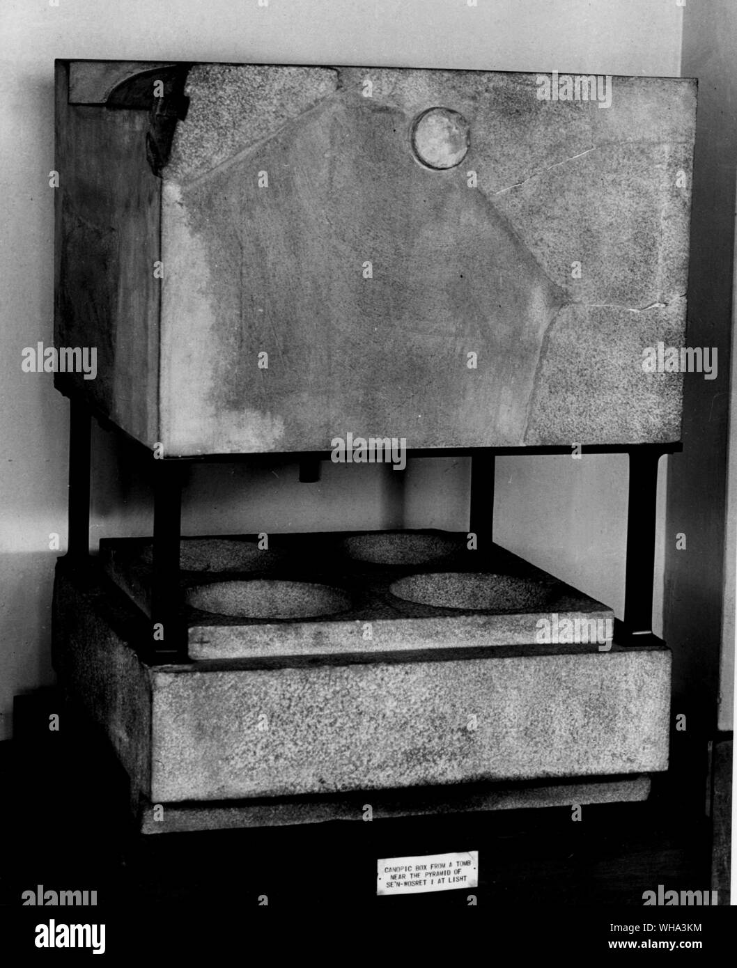 Egipto: costumbres funerarias - Cuadros de Canopic con huecos para las cuatro jarras. XII dinastía. (No estoy seguro de esto es Tutankamón) Foto de stock