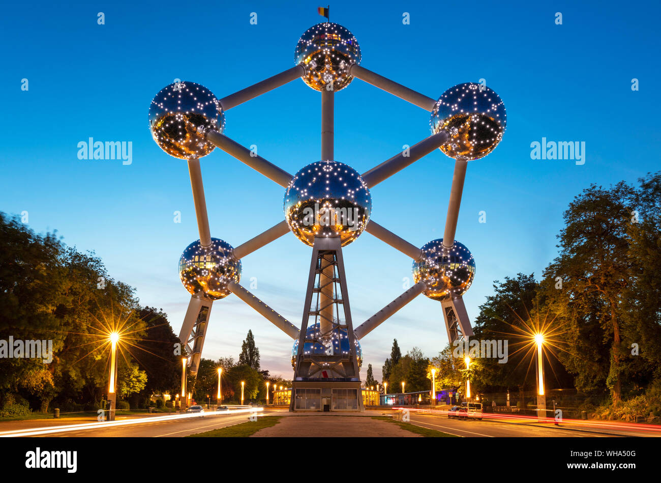 Atomium de Bruselas en la noche, la Plaza de l'Atomium, el Boulevard de Centaire, Bruselas, Bélgica, Europa Foto de stock
