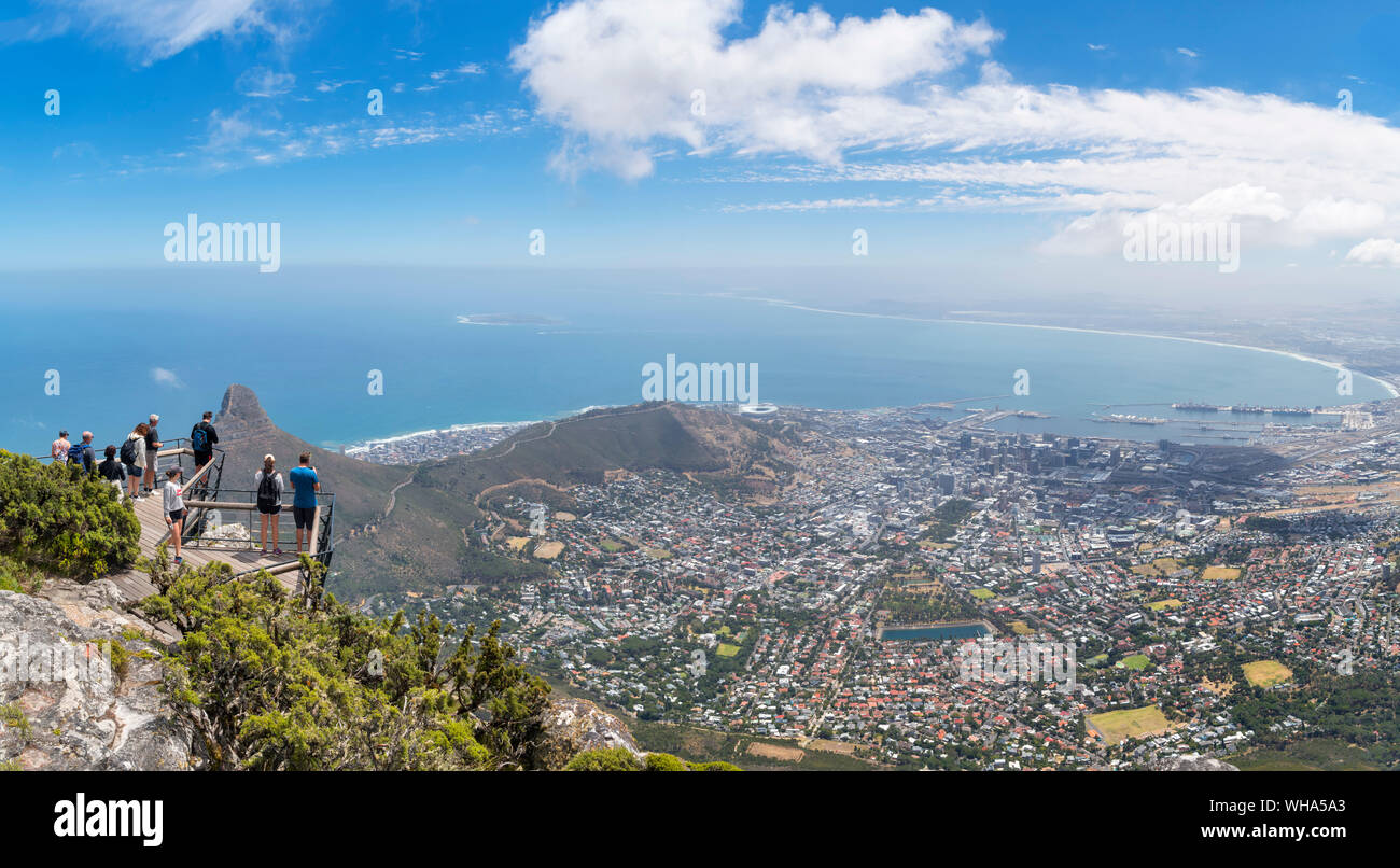 Los turistas en un mirador en la montaña de la Mesa con vistas a la ciudad de Ciudad del Cabo, Western Cape, Sudáfrica Foto de stock