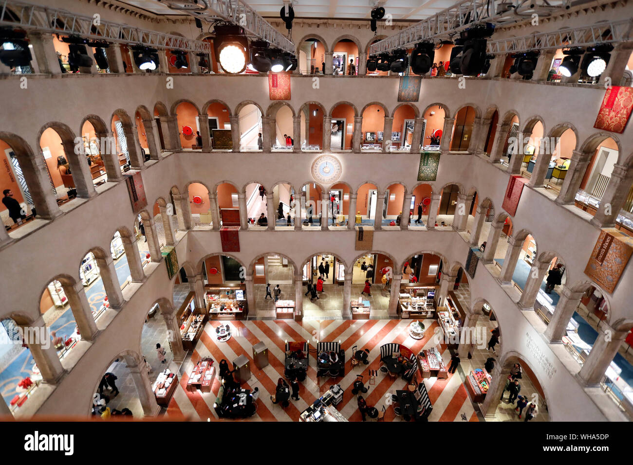 El lujoso centro comercial Fondaco dei Tedeschi, Venecia, Véneto, Italia, Europa Foto de stock