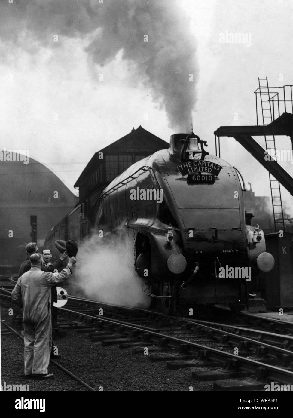 Las capitales limitados. Londres a Edimburgo non stop express. Los trabajadores en Kings Cross adiós mientras el tren sale de la estación en su discurso inaugural. 23 de mayo de 1949 Foto de stock