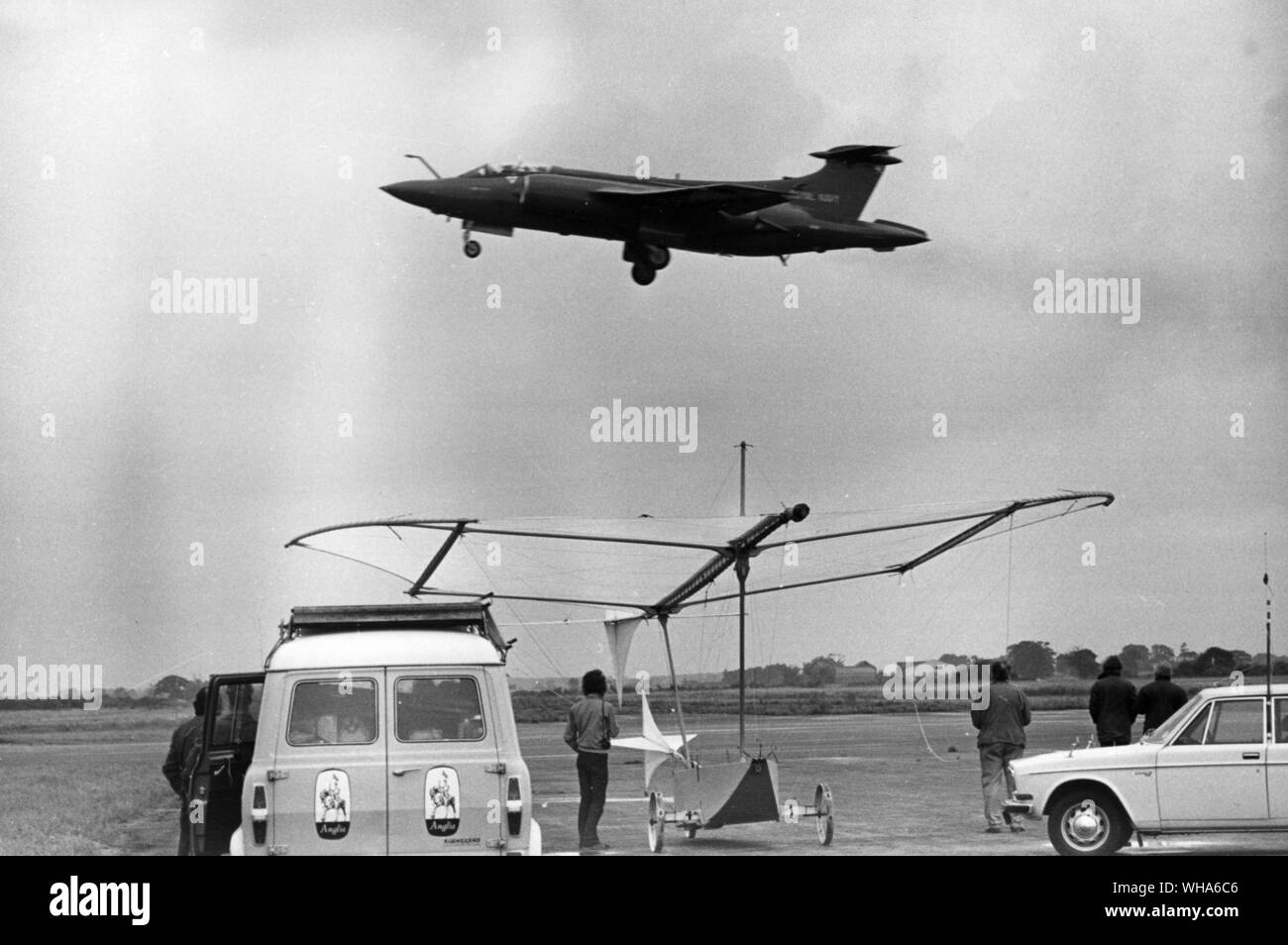 Anglia TV presenta un magnífico hombre y su máquina voladora. El viejo y el nuevo..... Un chorro de Buccaneer truenos sobre el Cayley planeador. . Foto de stock