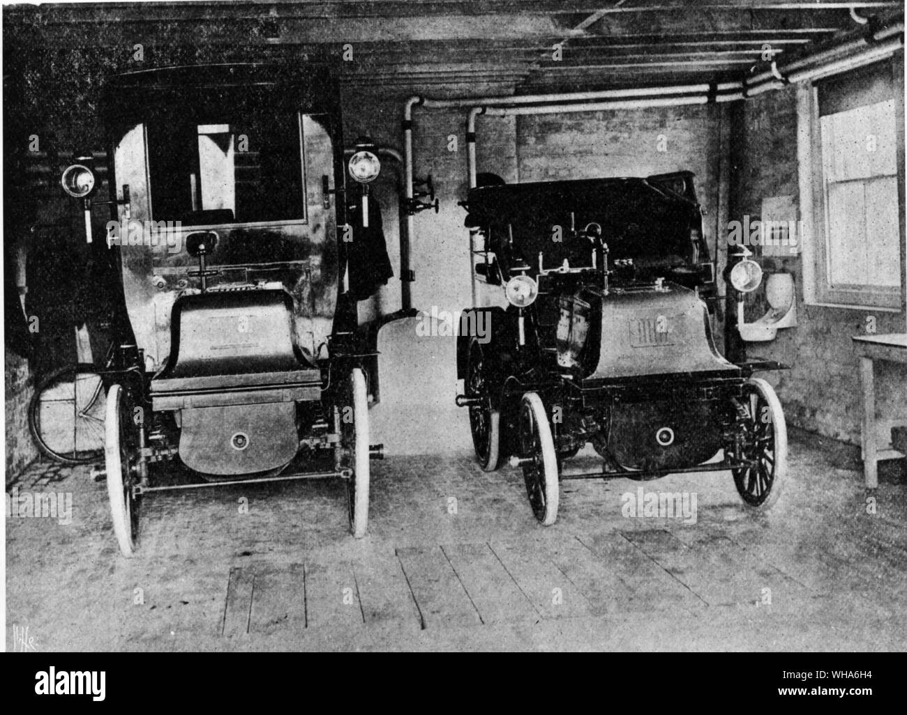 Primer garaje construido 1899 en Southport. A la izquierda, el primer automóvil completamente cerrados. Foto de stock