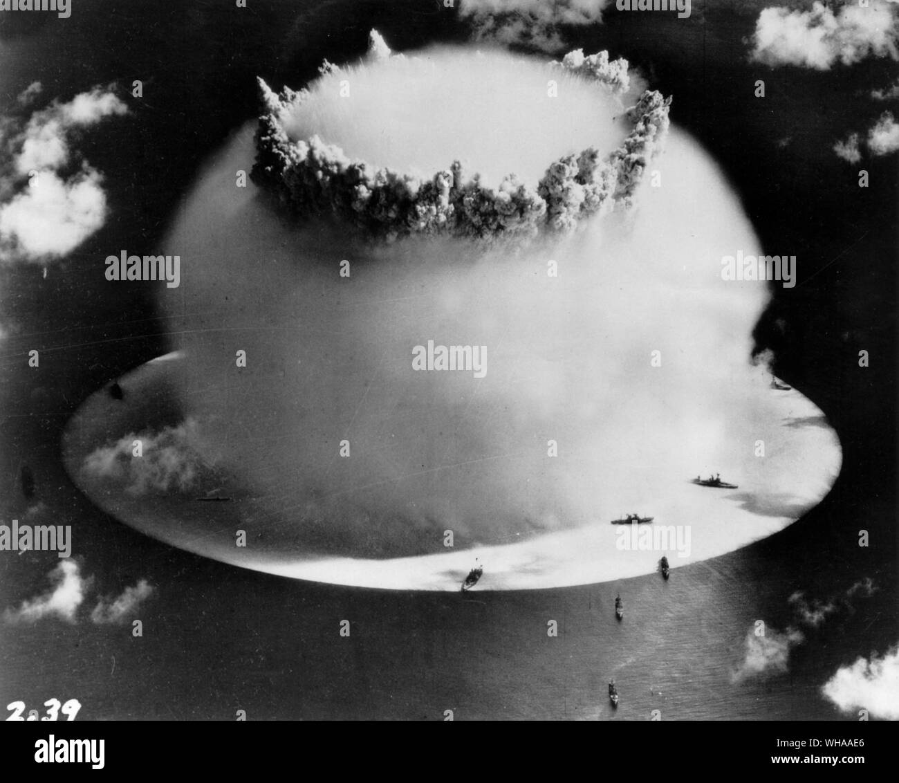 La Cámara de niebla de ' ' efecto observado tras la explosión submarina en Bikini. El resbaladizo, debido a la onda de choque puede ser visto. Foto de stock