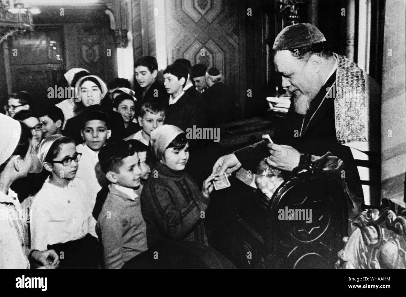 Moses Rosen, Rabino jefe de Rumania, distribuir . Hanukkah gelt ' ' al Talmud Torá alumnos en Bucarest. Foto de stock