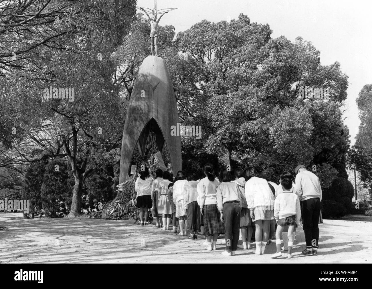 Cada año miles de escolares visitan el parque de la Paz de Hiroshima para sentar coloridas coronas de cigüeñas de papel en el monumento a Sadako Sasaki Foto de stock